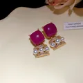 Detaillierte Nahaufnahme der Strass- und Perlenelemente an fuchsia Vintage-Ohrringen. - Ohrringe (mit 925er Silberstift) / Lila