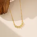 Vista detallada de collar de acero de titanio dorado con colgante curvo de circón - Collar de Siete Formas de Corazón (9174) / Dorado