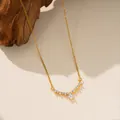 Primer plano de un collar de acero de titanio dorado con colgante de circonita pera - Collar de Gota de Agua Carámbano (9175) / Dorado
