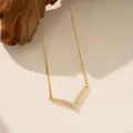Elegante collar de acero de titanio dorado con colgante de circonita brillante en forma de V. - Collar de Letra V de Estrás Completo (9176) / Dorado