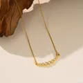 Vista detallada del collar de acero de titanio dorado con circonitas - Collar de Diamante Redondo Sonrisa (9178) / Dorado
