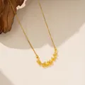 Vista detallada del colgante de hoja dorada con circonitas en una cadena delicada - Collar de Entrelazado de Ramas (9179) / Dorado