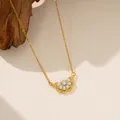 Primer plano de collar de acero de titanio dorado con colgante de flor de circón - Collar de Flores con Medio Diamante (9180) / Dorado