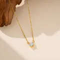 Primer plano de collar de acero de titanio dorado con colgante de circón redondo - Collar de Diamante Único (9182) / Dorado