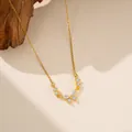 Vista detallada de un colgante de mariposa dorado con piedras de circonita brillantes. - Collar de Mariposa con Diamante Blanco (9185) / Dorado
