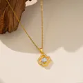 Vista detallada de un collar de acero de titanio dorado con un colgante de trébol de circón - Collar de Flores de Cuatro Hojas con Estrás (9186) / Dorado