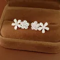 Boucles d'oreilles fleurs en argent zircon résine avec détails artisanaux de précision vue - Fleur (HE34094) / Argent-Blanc
