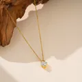 Vista detallada de un colgante de circonita cúbica cuadrada en cadena de acero titanio - Collar de Diamante Cuadrado Cúbico Rombo (9194) / Dorado