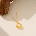 Vista detallada de un collar de acero al titanio con colgante de perla y circonita - Collar de Bolso de Perla Artificial (9213) / Dorado