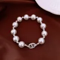 Exquisites Detail eines Vintage-Perlenarmbands mit schimmerndem Pavé-Zirkonia-Verschluss - Schweinenase Oval Schnalle