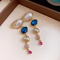 Vista dettagliata di orecchini vintage in oro con perle e cristalli multicolore - Orecchini Pendenti con Perno in Argento (Oro-Blu-Bianco) / Oro