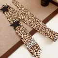 Detalle de bufanda de cinta con estampado de leopardo, estrellas negras y textura de seda - Estilo Leopardo / Café (Estampado de leopardo)
