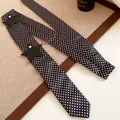 Detalle de bufanda estrecha de lunares negros con apliques de estrella y tachuelas - Estilo de Lunares / Negro (Lunares)