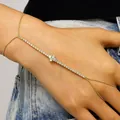 Élégante chaîne de main dorée ornée de cristaux et d'une fleur sur le dos de la main - Fleur à Quatre Pétales Zirconia (08 Finition Or 14K)