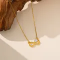Nahaufnahme eines Unendlichkeit Herz-Anhängers mit glitzernden Zirkonia-Steinen in Gold - Verschiedene Zirkonia Zahl Acht (9248) / Gold
