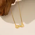 Nahaufnahme der goldenen Infinity-Herz-Halskette mit funkelndem herzförmigem Zirkon - Herz-Zirkonia Zahl Acht (9249) / Gold