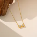 Nahaufnahme einer vergoldeten Unendlichkeitshalskette mit funkelnden Zirkoniasteinen - Vollbesetzte Zahl Acht (9251) / Gold