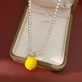Nahaufnahme einer gelben Zitronen-Halskette aus Perlen in einer Schmuckschatulle - Silber-Gelb