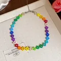 Vue détaillée du collier de fleurs en perles de verre arc-en-ciel avec cristaux - Collier / Coloré