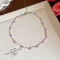 Vue détaillée d'un collier de fleurs en perles de verre colorées fait à la main - Collier / Blanc-Violet