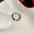 Vue détaillée d'une bague colorée en perles de verre arc-en-ciel sur plateau coquille. - Bague en Perles / Coloré