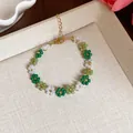 Bracelet fleur fait main en perles de verre vertes et blanches avec chaîne dorée - Bracelet / Blanc-Vert