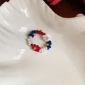 Bague fleur exquise en perles de verre colorées pour l'été, fait main rouge blanc bleu - Bague / Blanc-Rouge-Bleu