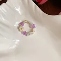 Bague fleur faite main en perles de verre colorées avec un motif floral violet et blanc - Bague / Blanc-Violet