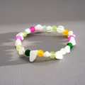 Primo piano di un vivace bracciale in stile dopamina con perle colorate in acrilico e conchiglia - Grande / Bianco Multicolore