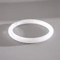 Vista dettagliata di un elegante bracciale in acrilico bianco con trama marmorizzata - Bangle Tondo con Motivo Marmoreo / Beige