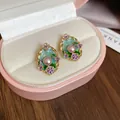 Vue détaillée des boucles d'oreilles fleurs en résine style Mori avec émail et perles roses. - 36# (HE18974-3) / Or/Vert/Violet
