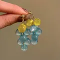 Vue macro détaillée de boucles d'oreilles pendantes en perles de résine bicolores. - 38# (HE18974-3) / Vert/Bleu Clair