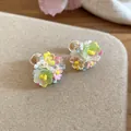 Vue détaillée de boucles d'oreilles fleurs en résine verte avec de jolies perles colorées - 42# (HE18974-3) / Vert/Rose