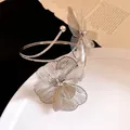 Eleganter silberner Armreif mit filigranem Schmetterlings- und Blumen-Drahtdesign - Silver / Silber