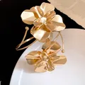 Vue détaillée d'un élégant bracelet de bras en métal doré aux motifs floraux texturés - Bracelet-Or
