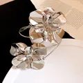Bracelet de bras fleur argentée avec texture métallique et design élégant pour femme - Bracelet - Argent