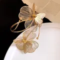 Détail d'un bracelet de bras en métal doré avec des motifs floraux en filigrane - Bracelet--Or