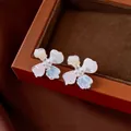 Elegantes pendientes de flores con perlas, pétalos de colores y aguja de plata S925 - Flor de Cuatro Pétalos / Patchwork Plata Rosa Azul