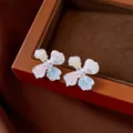 Vista detallada de pendientes elegantes con forma de flor, pétalos de colores y perlas - Flor de Cuatro Pétalos / Patchwork Plata Rosa Azul