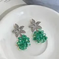 Primer plano de los pendientes de estrella de mar con racimo de cuentas verdes - Verde