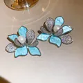 Élégantes boucles d'oreilles fleurs bleues de luxe avec pavé de zircon et perle centrale - Style Perle de Fleur Bleu Clair (52#)