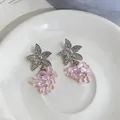 Detalle de pendientes de uva rosa con perno de estrella de mar plateada - Rosa