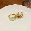 Dettaglio di orecchini a cerchio placcati oro 18 carati con smalto marmorizzato verde - Cerchio Rotondo / Oro-Verde