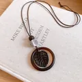 Detailansicht einer Ethno-Resin-Halskette mit Monstera-Blatt-Anhänger und brauner Kordel - 3# Halskette (HN12555) / Kaffeebraun