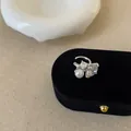 Detailansicht eines luxuriösen Silber-Ohrclips mit glänzendem Zirkon und Perle. - Einzelne Ohrmanschette / Einzelstück / Silber