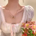 Vista dettagliata di una collana di perle di cristallo rosa con ciondolo di rosa. - Collana Rosa Eterna / Rosa