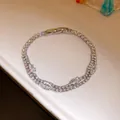 Primo piano di un elegante bracciale in zirconia a doppio strato con marquise - Argento-Bianco