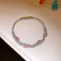 Vista dettagliata di un bracciale a doppio strato placcato 18k con pietre rosa marquise. - Argento-Rosa