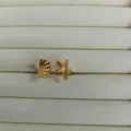 Detailansicht eines goldener Seestern- und Muschelrings in einer Schmuckschatulle - Seestern Muschel Stil (HR3440-2) / Gold