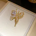 Vista dettagliata di un anello a farfalla in oro stile vintage con zirconi scintillanti - Anello Aperto (HR3577) / Oro con zirconia bianca